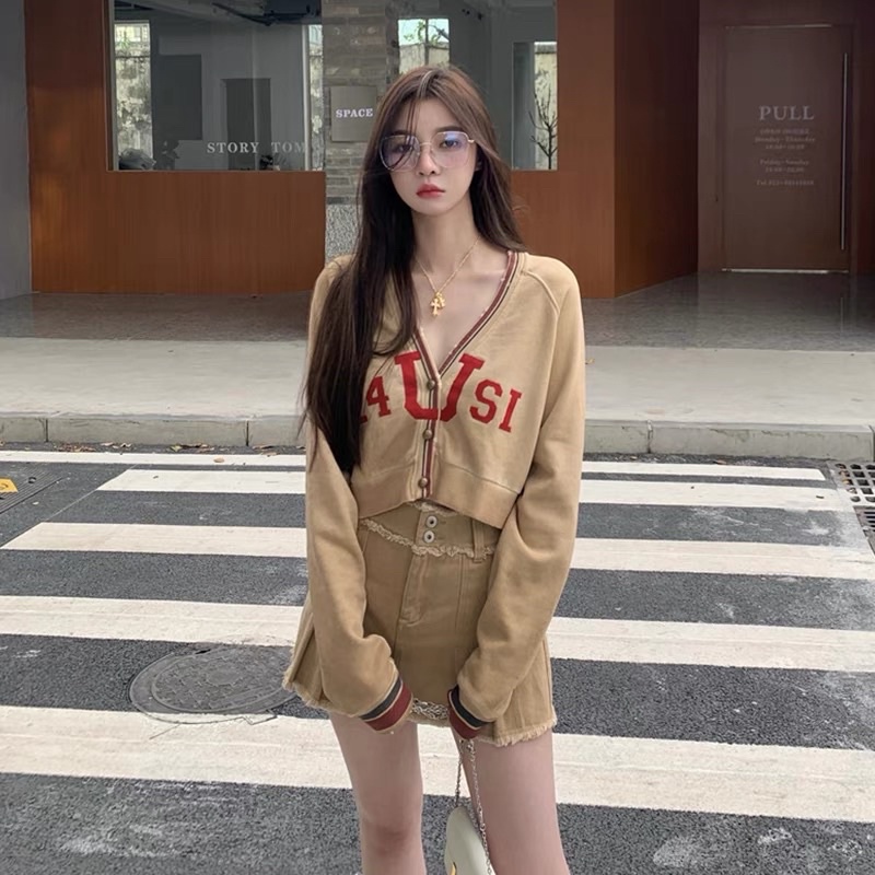 Set Áo Cardigan Cổ V In Chữ Xẻ Viền Và Chân Váy Lưng Thun Be Viền Xoắn