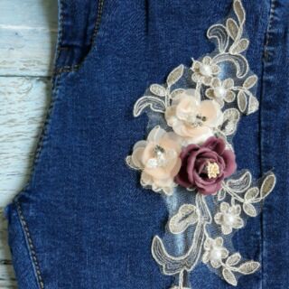 Quần jeans đính hoa nổi.