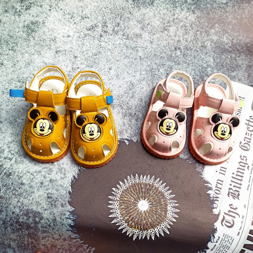 Giày tập đi - Sandal cho bé trai bé gái tập đi hình chuột Mickey đế mềm chống trơn trượt, phát tiếng kêu G33