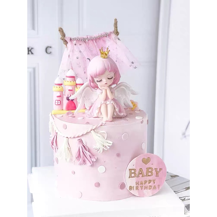 Trang trí cô gái thiên thần có cánh váy hồng ngồi