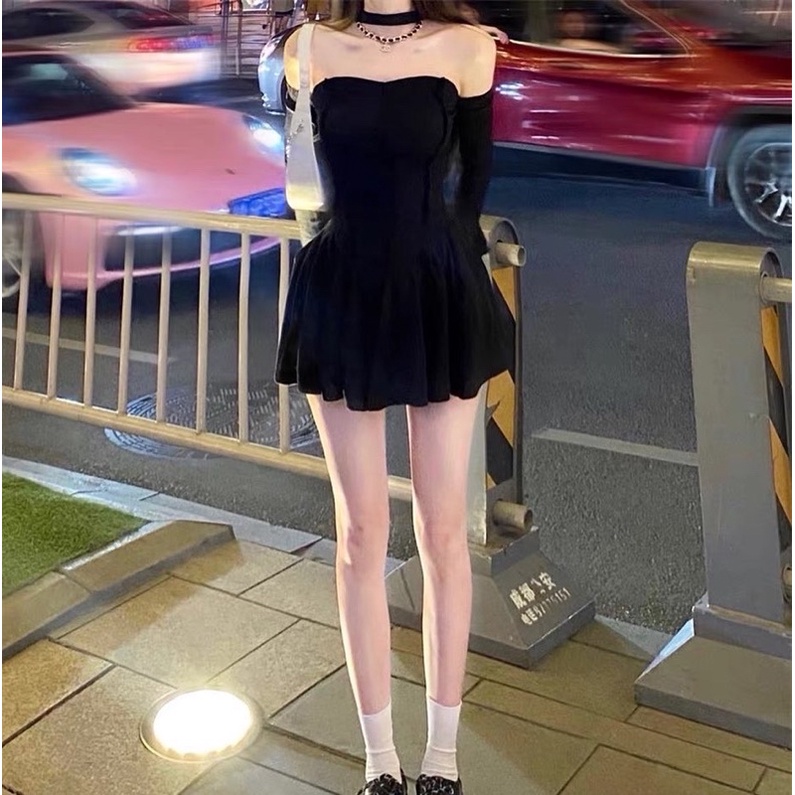 Set Váy Đen Ôm Xoè Dưới Phong Cách Quyến Rũ Tôn Dáng Kèm Ống Tay Và Choker
