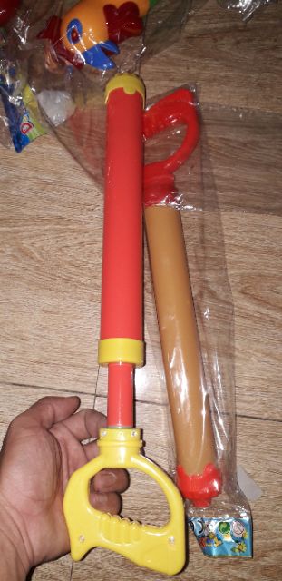 Một chiếc ống xịt nước bằng nhựa dài 36cm