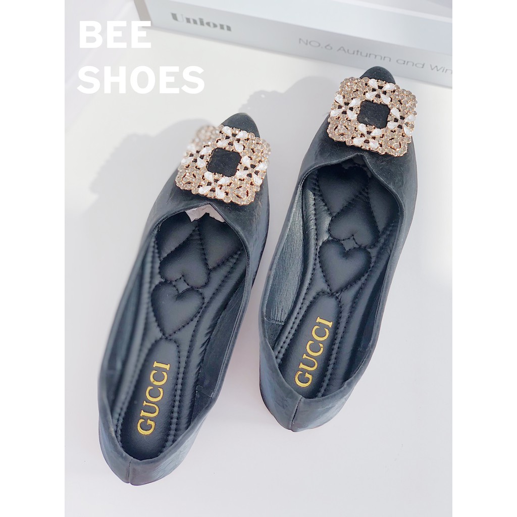 BEESHOES - GIÀY BÚP BÊ NỮ MŨI NHỌN HỌA TIẾT ĐÁ HOA VUÔNG - GIÀY BÚP BÊ NỮ ĐẾ BỆT DA MỀM SẴN MÀU ĐEN - KEM 201035