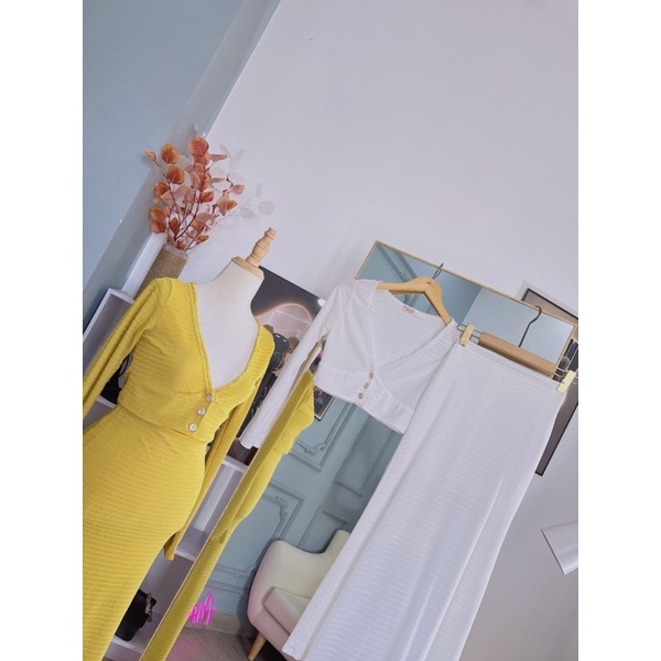 Set ren trắng vàng áo croptop tay dài cổ V + chân váy loe sang trọng quyến rũ, đầm dài đi chơi/biển du lịch kín đáo