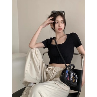 Áo croptop cổ vuông len mỏng