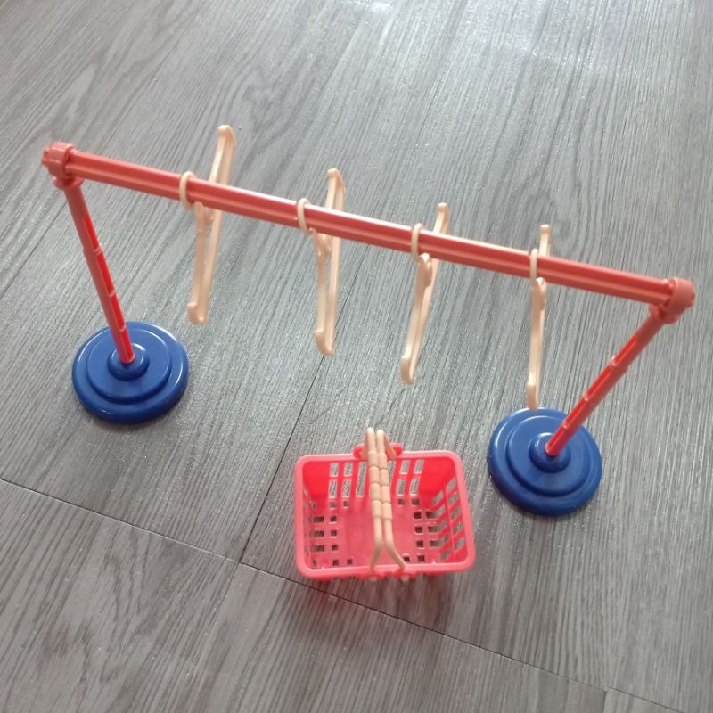 Giá treo quần áo búp bê kèm móc áo và rổ