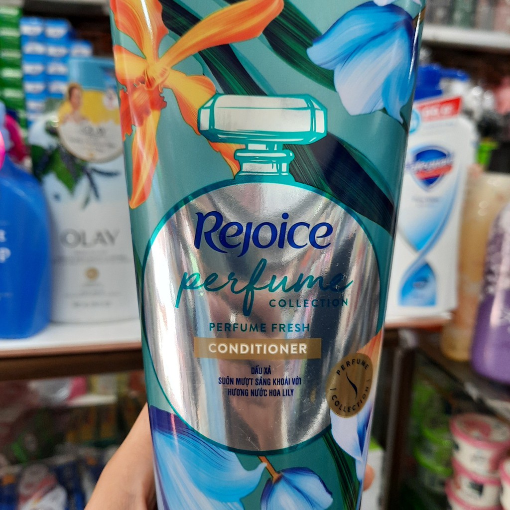 Dầu xả Rejoice mềm mượt hương nước hoa Lily 320ml