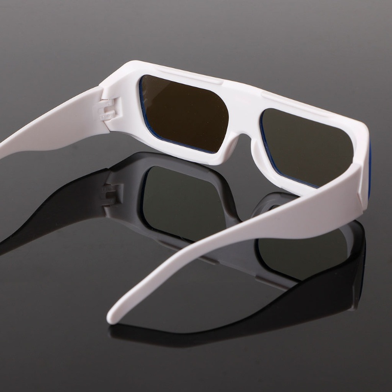 Mắt kính 3D phân cực cho hình ảnh sống động khi xem phim thiết kế gọng hai màu