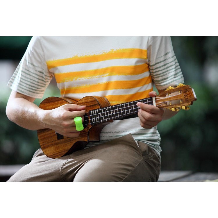 Trống tay đeo ngón kết hợp khi chơi ukulele