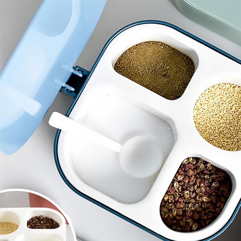 Hộp đựng gia vị nhà bếp 4 ngăn kèm thìa múc gia vị, chất liệu nhựa cao cấp.Thiết kế đơn giản, tiện dụng với nắp đậy chốn