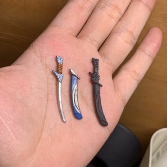 Phụ kiện minifigures : Yasuo  Gươm , Tóc , giáp tay , giáp chân.