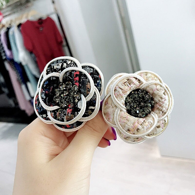 Trâm cài áo hình hoa trà đính đá và ngọc trai giả thời trang