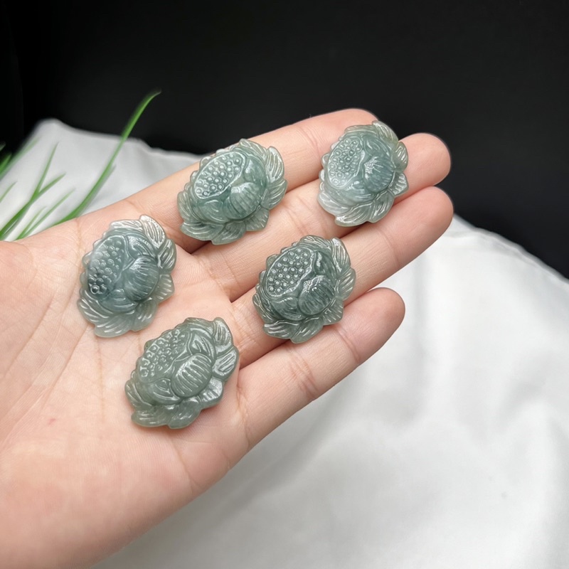 Hoa sen cẩm thach làm mặt dây chuyền