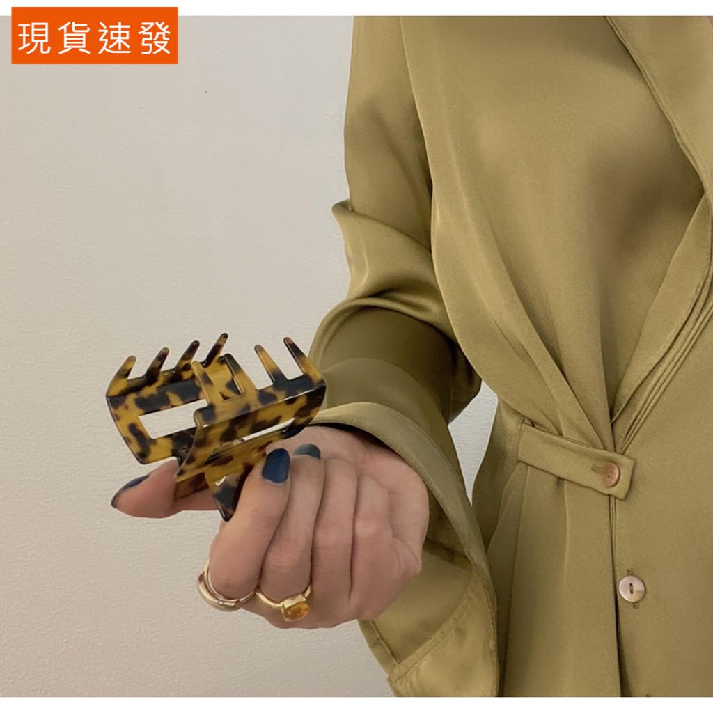 Quần áo nữ Hàn Quốc🔥 Kẹp càng cua hình vuông bằng nhựa thiết kế đục lỗ