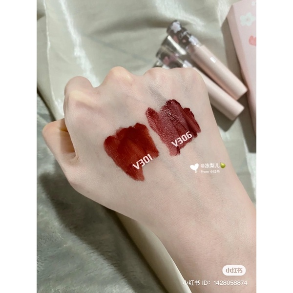 SON KEM HOLD LIVE FLOWERS SAKURA