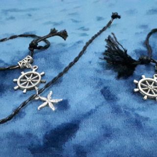Dây đeo tay charm chỉ đỏ may mắn