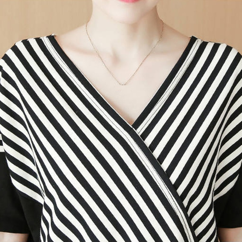 Đầm xuông tay ngắn kẻ sọc cổ V năng động | BigBuy360 - bigbuy360.vn