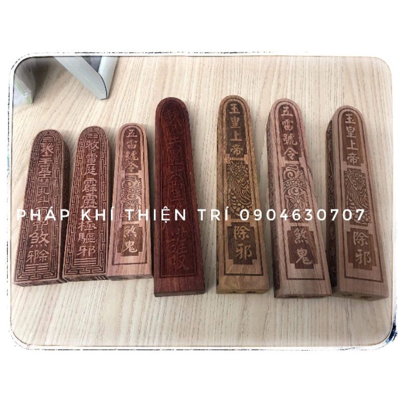 Thần xích bản Việt hoá,dài 22,5 đến 39 cm ,làm từ mẫu cổ hiệu chỉnh lại kiểu chữ, mẫu mã phục dựng lại theo đúng lối cổ