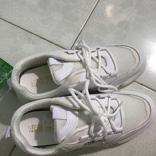 Giày đẹp như hình. Nhẹ nữa. Giao hàng cũng nhanh nữa. Shop dth lắm luôn. Gói hàng kĩ có độn trong giày k bị mất dáng nữa. Mình đy size to nhưng nhìn k bị thô chân tí nào. Rất ưng. Nên mua. Lần sau sẽ ủng hộ tiếp!
