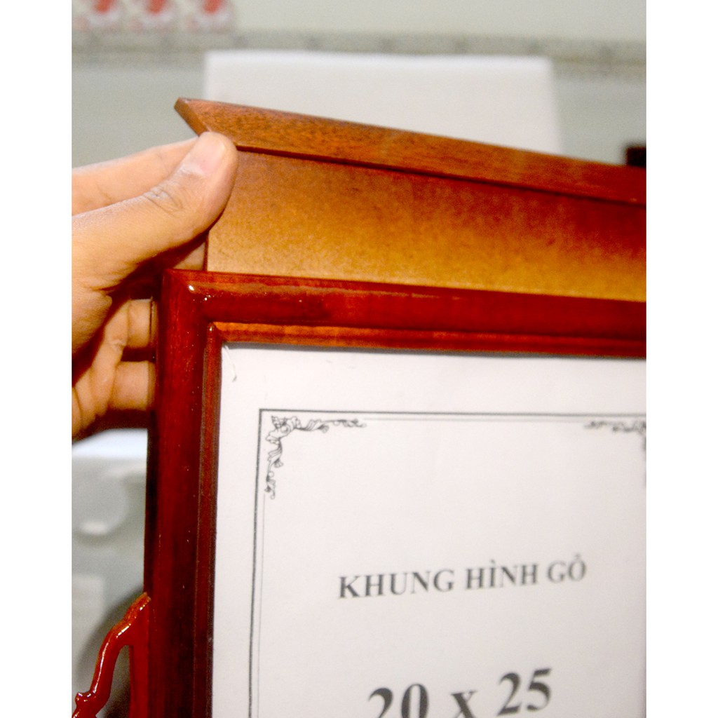 Khung hình có chân bằng gỗ đặt bàn thờ