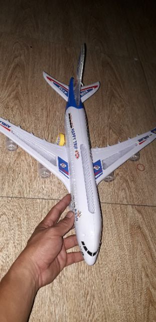 Mô hình máy bay Airbus A330 có nhạc và đèn Led bằng nhựa tặng kèm pin dài 38cm