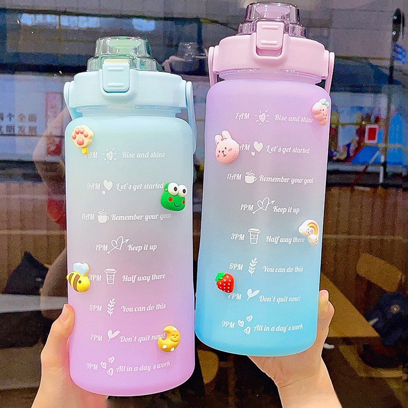 Bình nước 2 lít dành cho người lười uống nước cute 2L có ống hút, vạch chia nhắc giờ