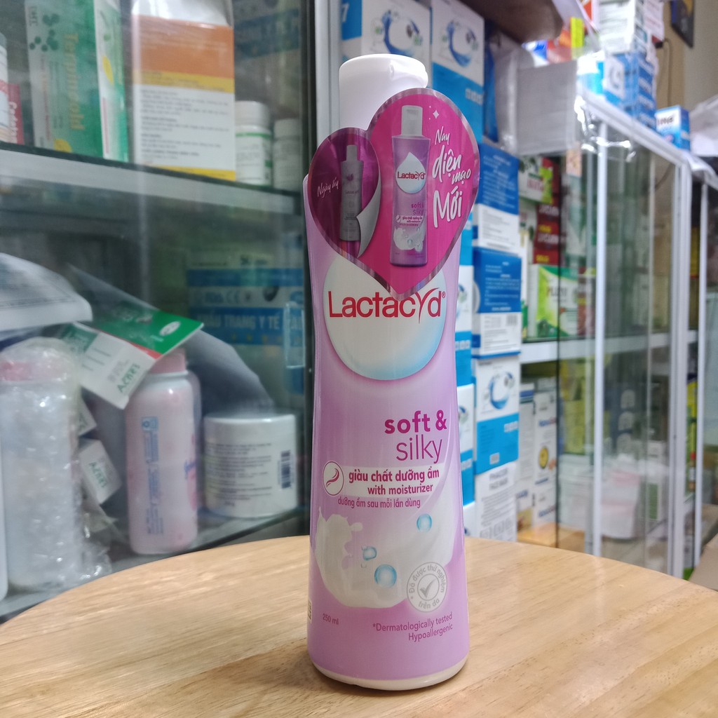 LACTACYD SOFT &amp; SILKY GIÀU CHẤT DƯỠNG ẨM CHAI 250ML