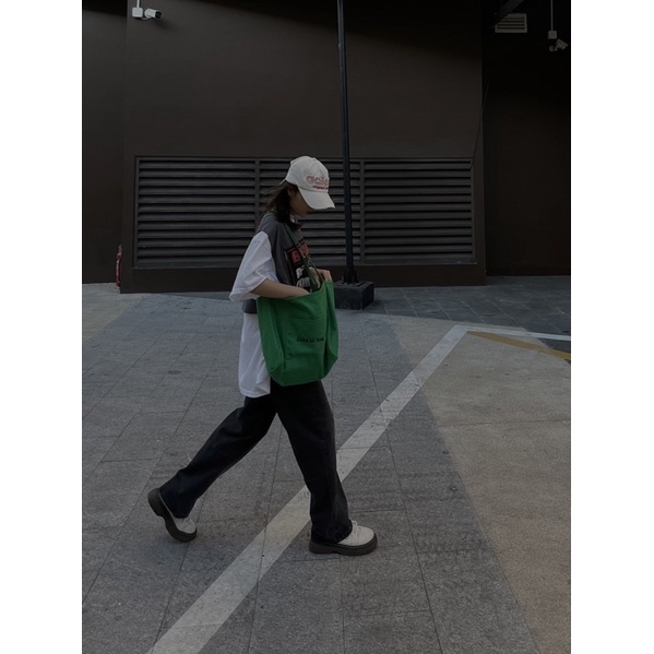 Quần Jean khói loang ống rộng rách một bên siêu chất | BigBuy360 - bigbuy360.vn