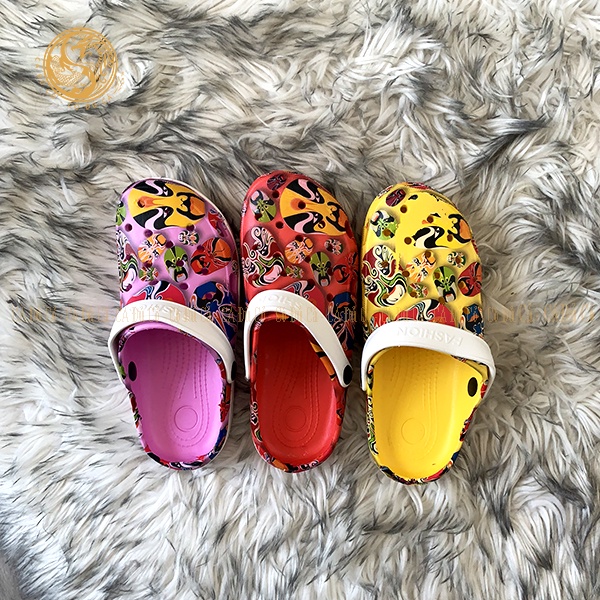 Dép Sục Nữ Họa Tiết Mặt Nạ Kịch Crocs Nữ 3 Màu