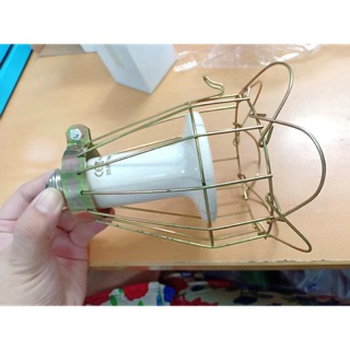Lồng chụp và đuôi sứ bảo vệ đèn .