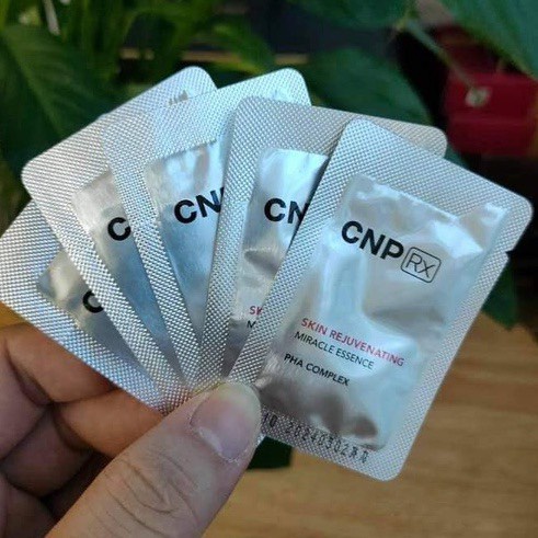 1 Gói Tinh chất truyền trắng mờ nám CNP Skin Rejuvenating Miracle Essence_𝐘𝐄𝐎𝐍 𝐋𝐔𝐗𝐔𝐑𝐘 𝐂𝐎𝐒𝐌𝐄𝐓𝐈𝐂𝐒