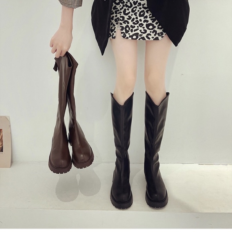 Boots lửng cổ V cao dưới đầu gối đế cao 3cm có lót nhung