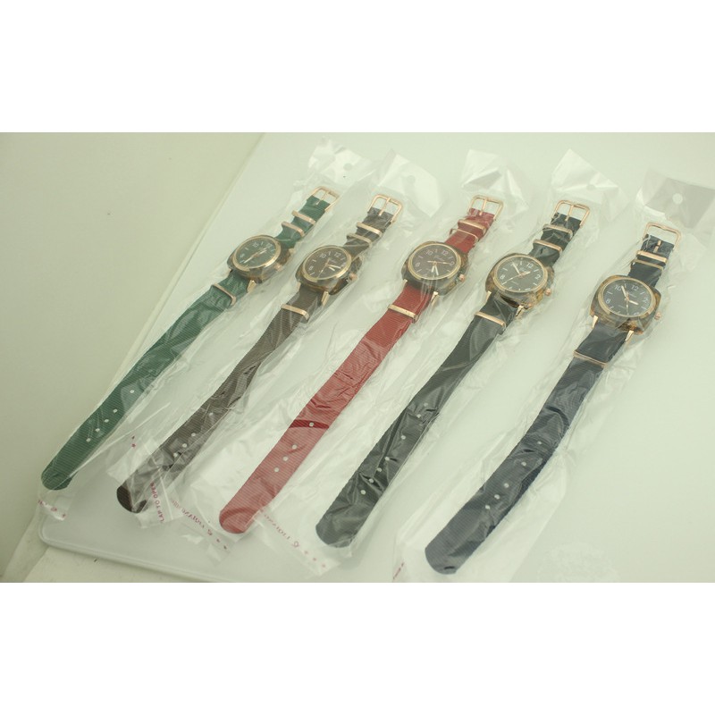 Đồng hồ đeo tay Cặp đôi nam và nữ Douyin mặt vuông Quartz