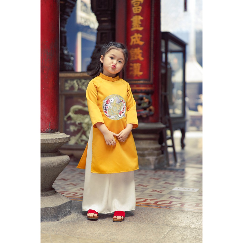 Set áo dài cho bé gái BYZU kiểu áo dài cách tân thêu cá, chất liệu tafta màu vàng óng cao cấp