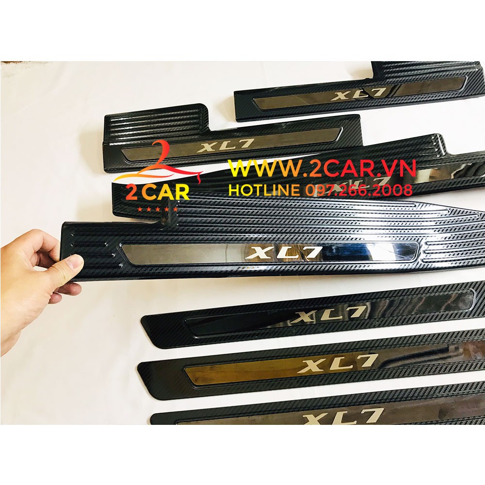 Ốp bậc cửa, nẹp bước chân cacbon xe Suzuki XL7 2019- 2021 vân carbon cao cấp