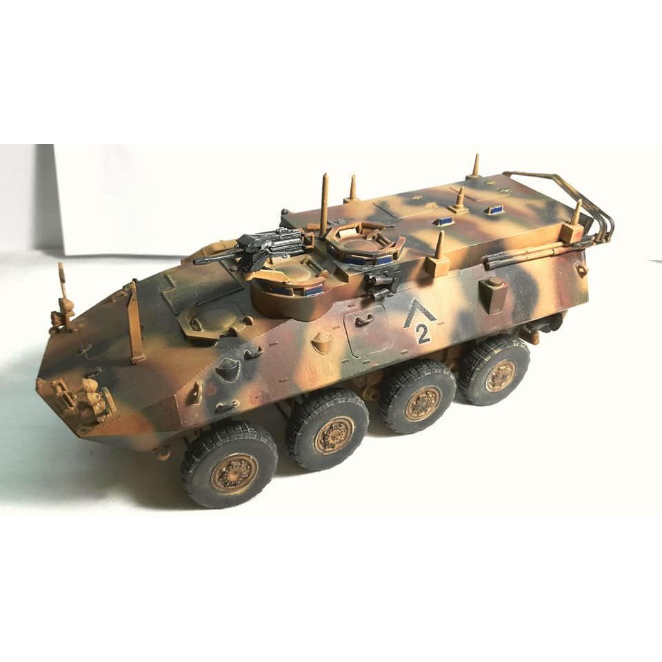 Mô hình xe thiết giáp LAV phiên bản US Army Command của Quân đội Mỹ với camo sa mạc.