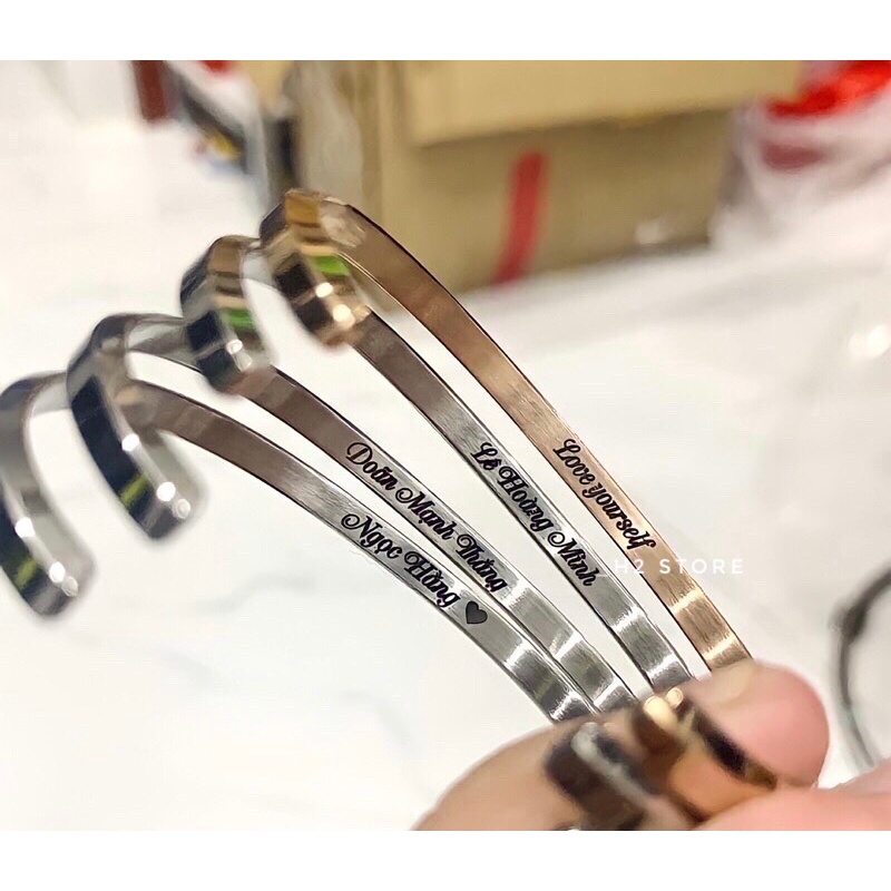 Vòng tay Cuff khắc tên