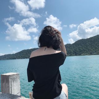 Áo thun lệch vai in chữ (52 kg trở lại)