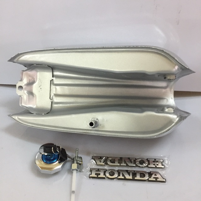Thùng xăng xe CD màu bạc có nắp có khoá tem mã 0054.