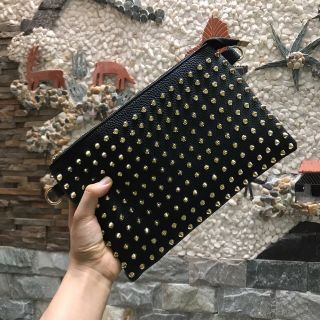 Ví đinh cầm tay