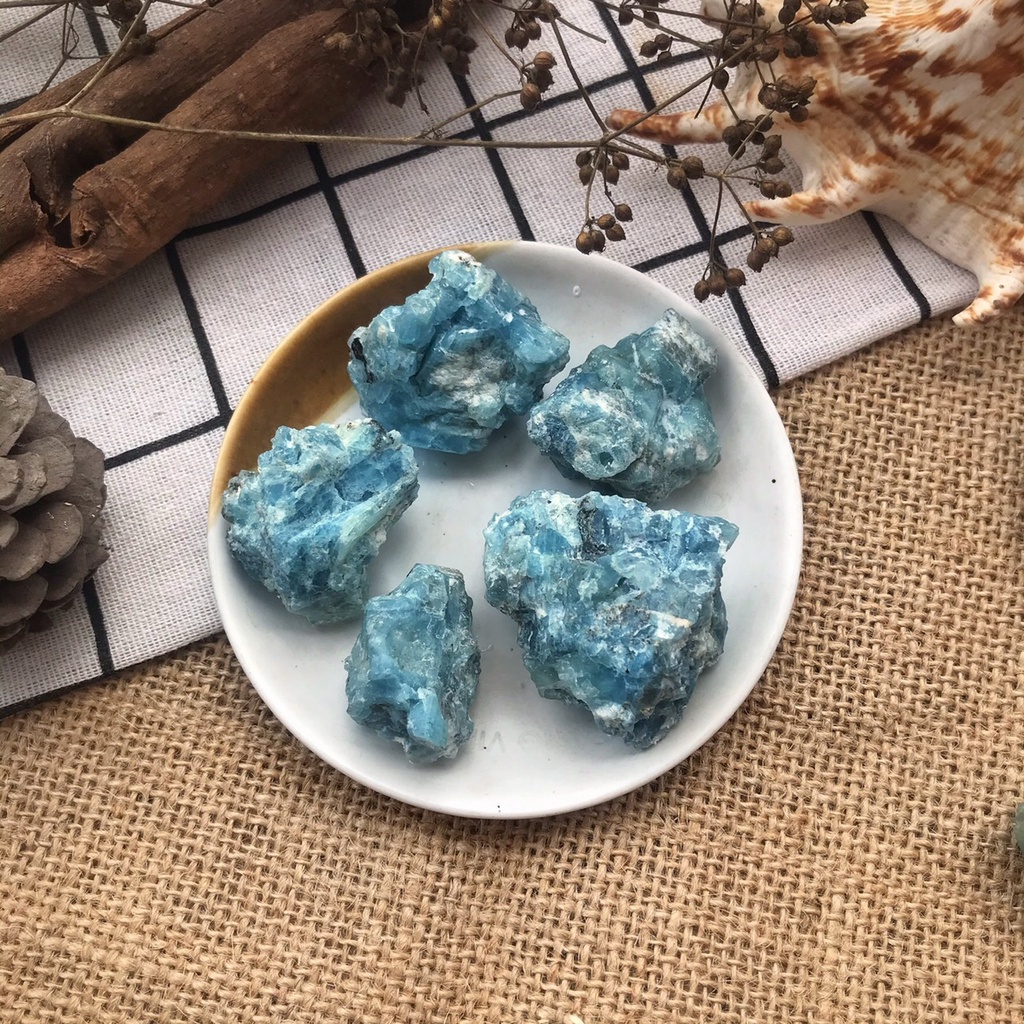 Đá màu xanh dương Aquamarine thô nhiều kích cỡ