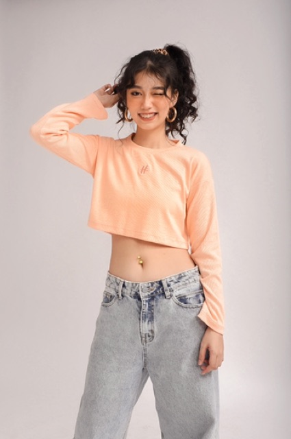 Áo croptop logo nhỏ thêu nổi
