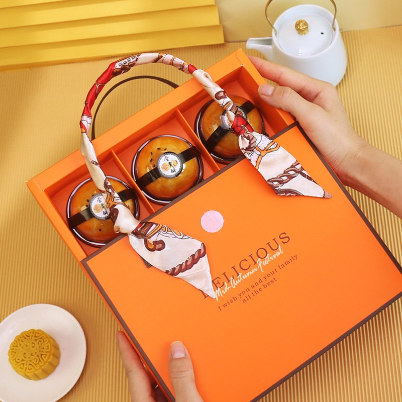 Hộp đựng bánh trung thu màu cam hình túi xách MOON CAKE DELICIOUS xinh xắn