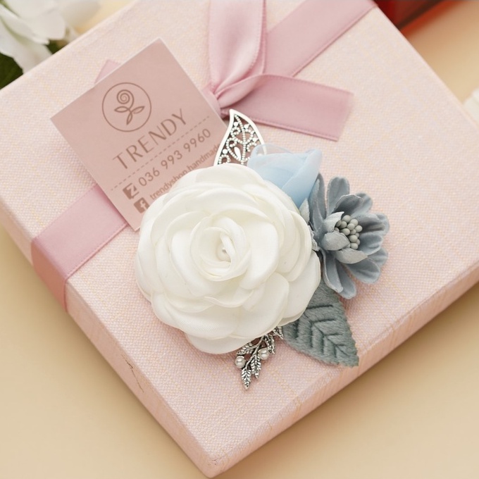 Hoa cài áo mẫu hoa hồng mix voan và cúc dạ ghim cài - Hoa vải cài áo handmade