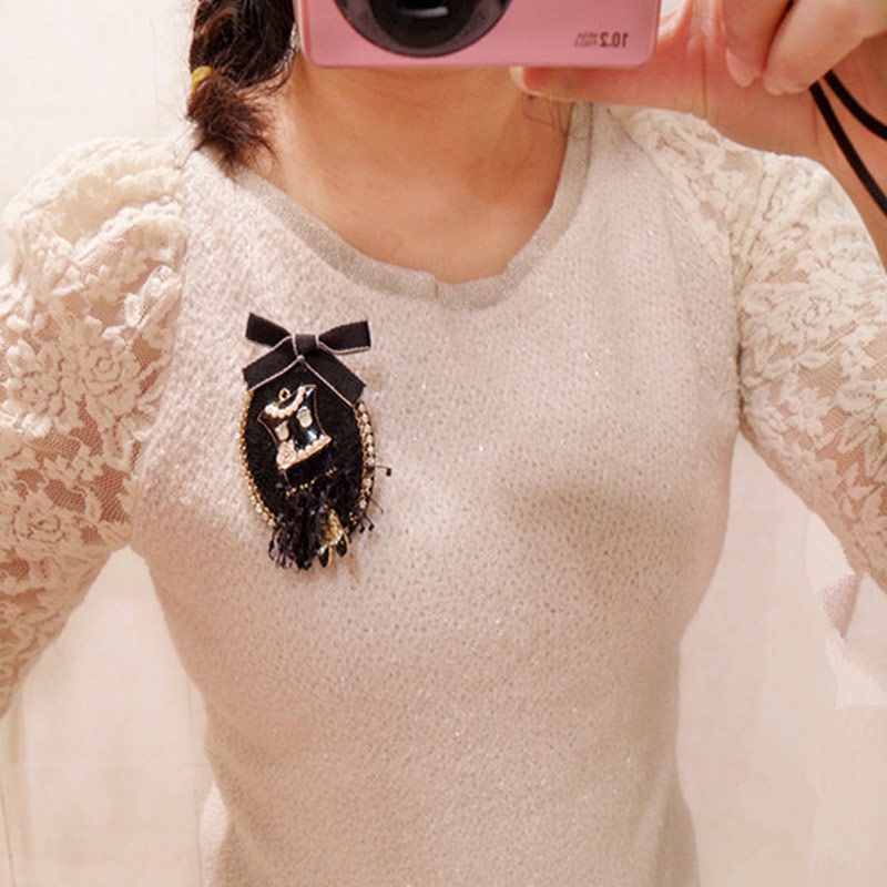 Trâm cài áo hình hoa trà đính ngọc trai sang trọng