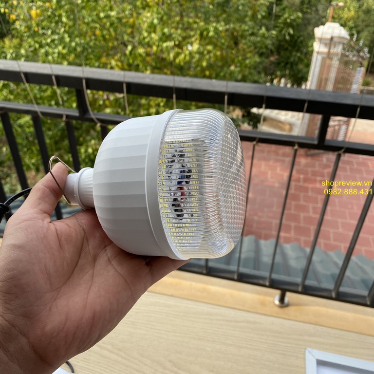 Đèn led năng lượng mặt trời Bulb bao gồm 4 bóng tròn 200w và 1 tấm pin NLMT rời dây dài