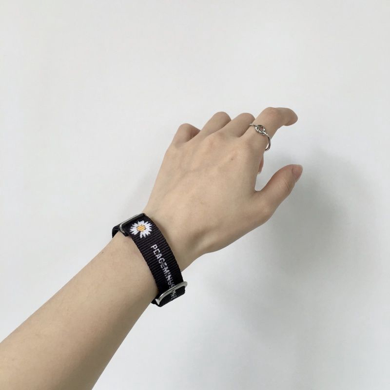 Vòng Tay Hình Hoa Cúc Nhỏ Xinh