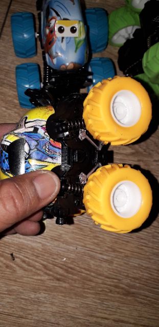 Xe mô hình chạy chớn bằng nhựa rất đẹp như hình chạy địa hình