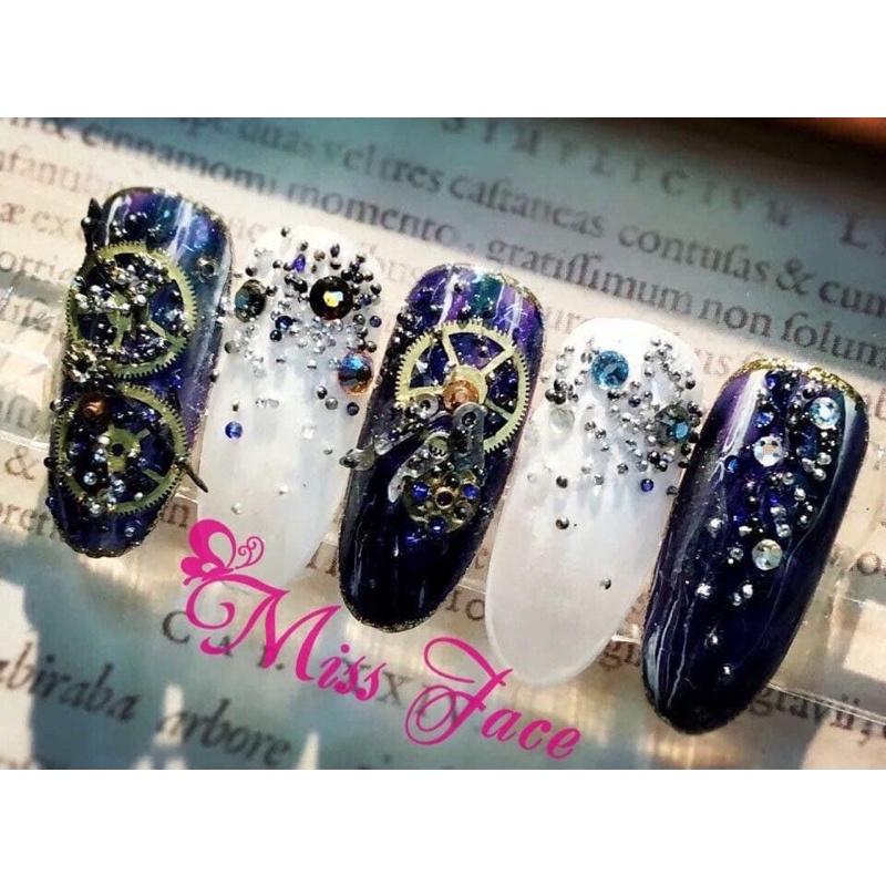 Trang trí móng họa tiết đồng hồ siêu hót