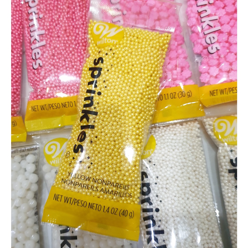 Wilton sprinkles các loại hạt trang trí lên bánh kẹo